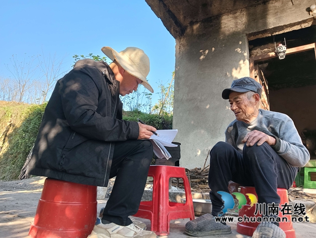 泸县太伏镇照南山村奏响特色产业“协奏曲”(图2) 配图2:驻村干部陈龙君帮助养殖户填报资料(图片作者:郑婵娟).jpg