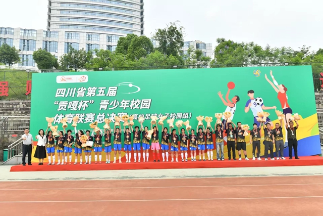 总比分7:0!西南医科大学问鼎四川省第五届“贡嘎杯”高校足球女子校园组冠军(图1) 1.jpg