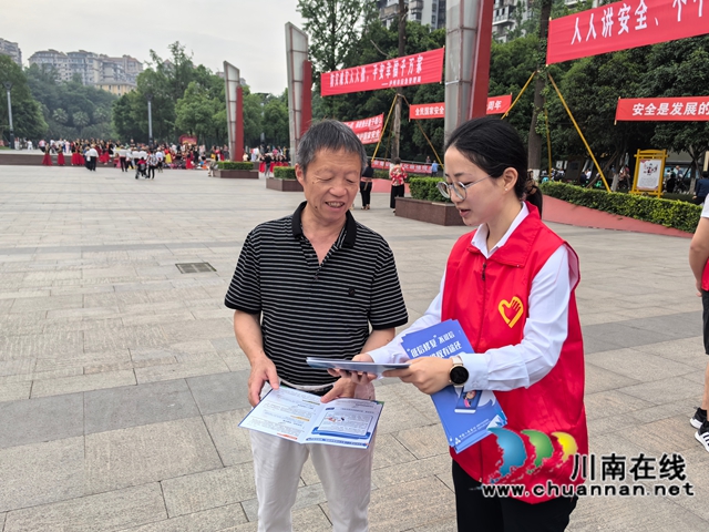 工商银行泸州分行开展“5·15”全国投资者保护宣传日志愿服务活动(图3) 工行3.jpg