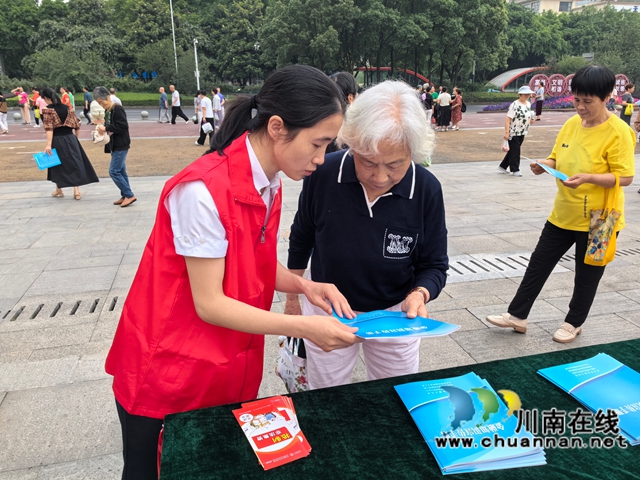 工商银行泸州分行开展“5·15”全国投资者保护宣传日志愿服务活动(图4) 工行4.jpg