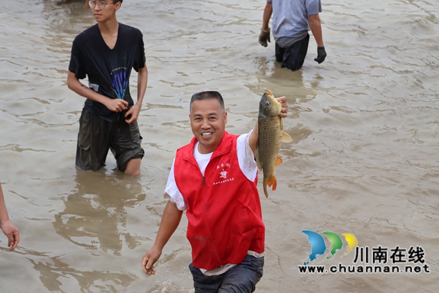 5·20 在泸县牛滩镇新林村邂逅一场田园浪漫(图5) 捕鱼(李桂涟摄).jpg