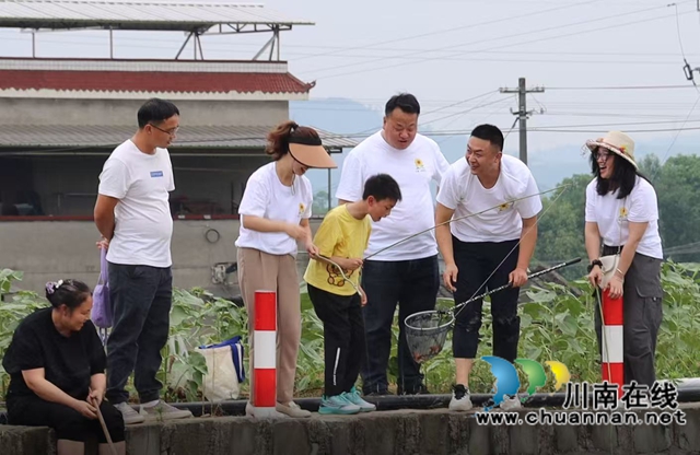 5·20 在泸县牛滩镇新林村邂逅一场田园浪漫(图6) 钓虾1(李桂涟摄).jpg