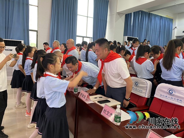 十年星火筑梦路 千山桃李绽芬芳|民建会员企业被评为“小书包 大爱心”社会公益活动“十周年突出贡献单位”(图3) 少先队员佩戴红领巾.jpg