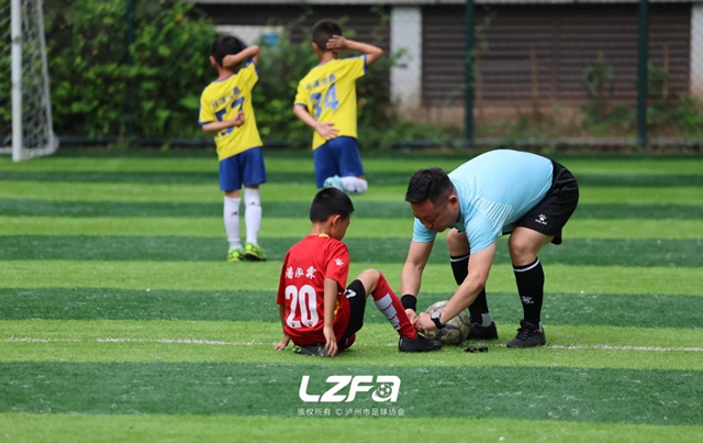 “奔跑吧·少年”“酒城麒麟杯”泸州市第三届青少年校园足球联赛圆满落幕(图11) 11.jpg