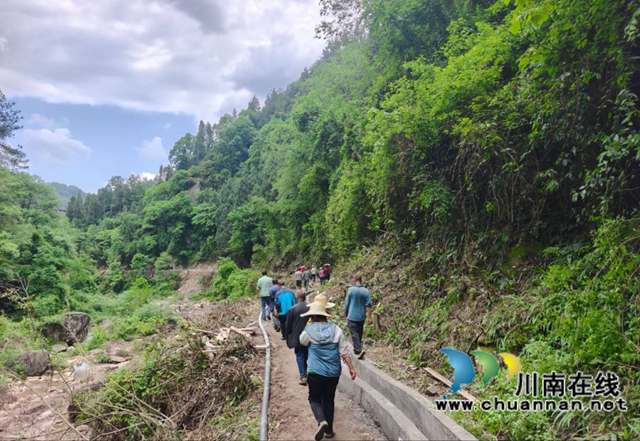 古蔺县白泥镇：“肩挑背扛”如何在乌蒙峭壁践行“红旗渠”精神？