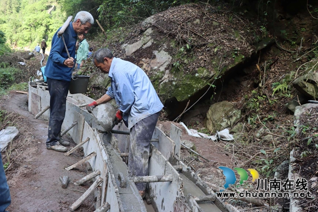 古蔺县白泥镇:“肩挑背扛”如何在乌蒙峭壁践行“红旗渠”精神?(图2) 2.jpg
