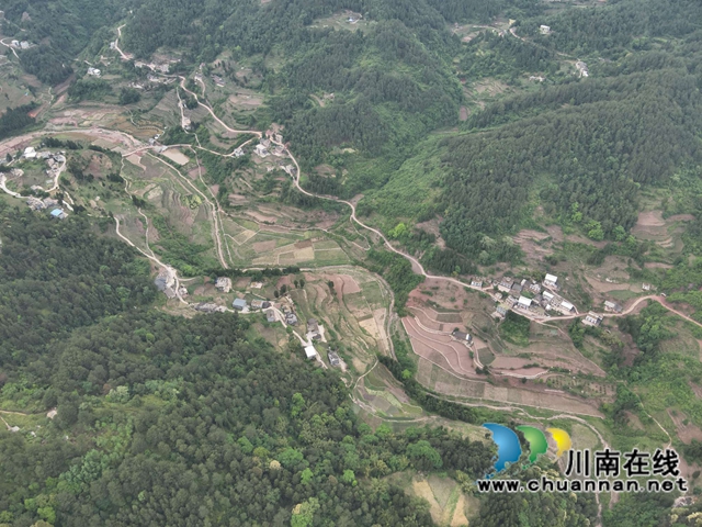 古蔺县白泥镇:“肩挑背扛”如何在乌蒙峭壁践行“红旗渠”精神?(图4) 5.jpg