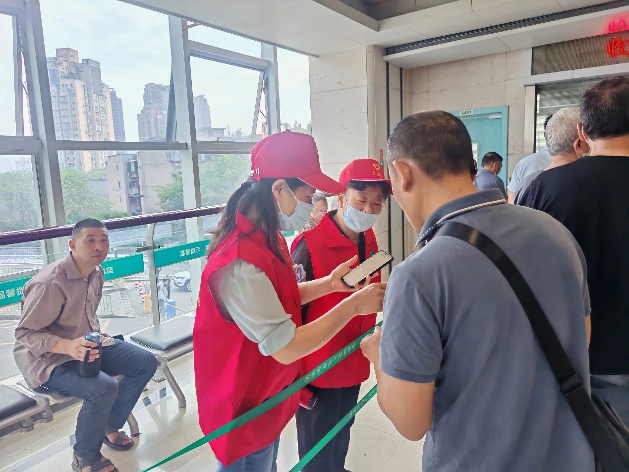 西南医大附院:从 “白大褂” 到 “红背心”,那些藏在银发里的医者温度(图2) 2.jpg