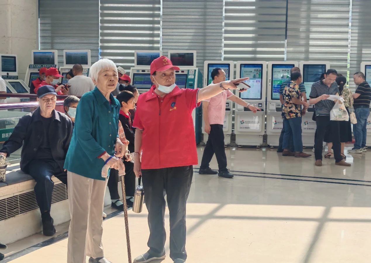 西南医大附院:从 “白大褂” 到 “红背心”,那些藏在银发里的医者温度(图5) 5.jpg