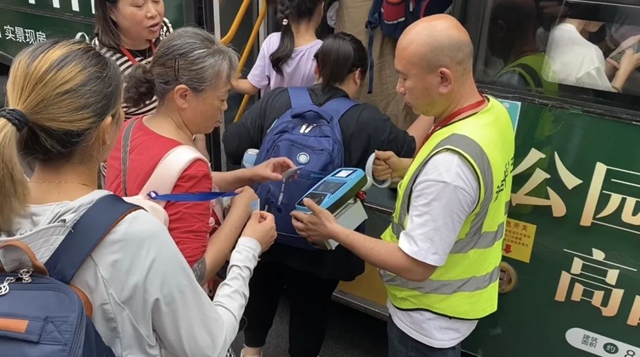 中门刷卡扫码上车创新丨泸州公交与乘客双向奔赴畅行高峰