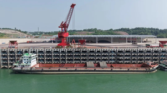 5200吨海外锂矿石到港，泸州石龙岩码头迎来首批万吨级货轮