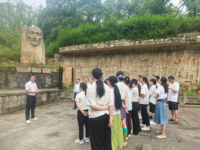 《流民图》撼人心，育人为国践使命┃泸县建校第三党支部开展党日活动