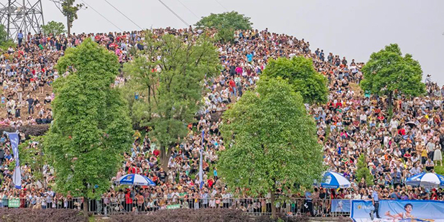 直击!宜宾这场龙舟赛好闹热!(图2) 2.jpg