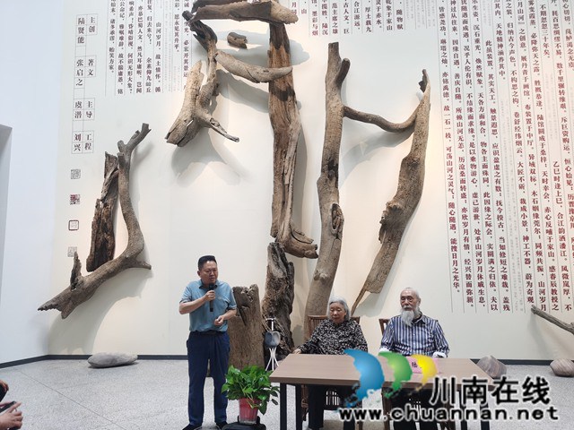 丹青映初心 美育润桃李┃陆贤能在合江中学深情讲述艺术人生与桑梓情怀(图3) 左一 万清海.jpg