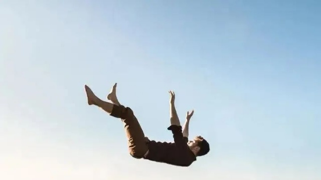 【关注】男子从3米高空坠落，结果……