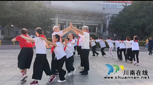 泸县玉蟾街道祥和社区：返老还童庆“六一”