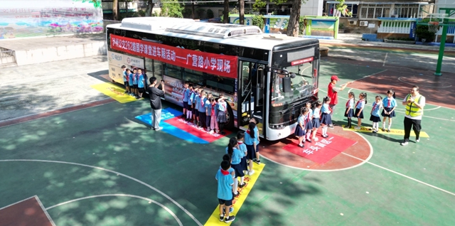 国学文化公交车进校园：传承国学经典，弘扬中华文化