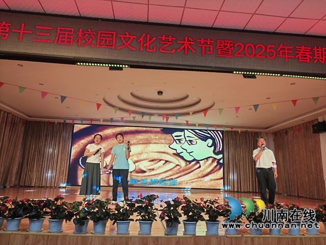 师生合唱《每当我走过教师窗前》（曾佐然摄）.jpg