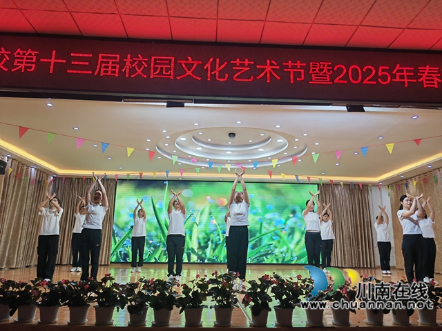 教师表演《把未来点亮》（曾佐然摄）.jpg