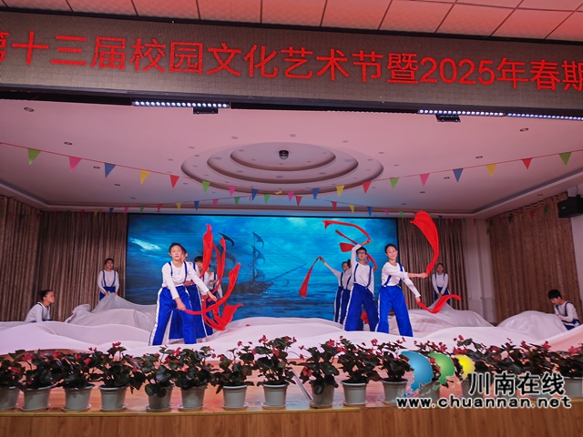 学生表演舞蹈《乘风破浪》（曾佐然摄）.jpg