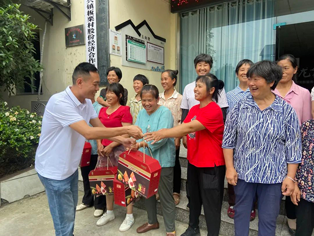 泸县天兴镇:“浓情五月 粽叶飘香”端午节包粽子活动(图3) 3.jpg