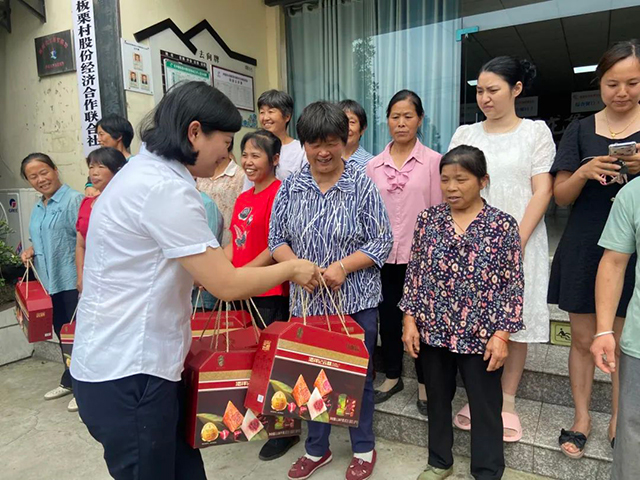 泸县天兴镇:“浓情五月 粽叶飘香”端午节包粽子活动(图4) 4.jpg