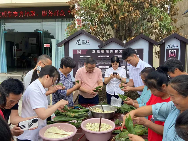泸县天兴镇：“浓情五月 粽叶飘香”端午节包粽子活动