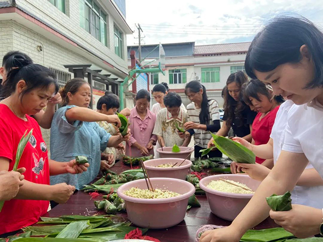 泸县天兴镇:“浓情五月 粽叶飘香”端午节包粽子活动(图2) 2.jpg