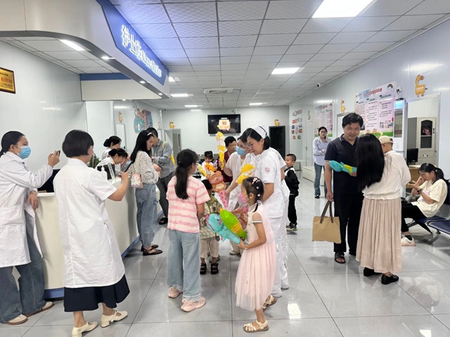 【动态】合江县中医医院：儿童节暖心慰问，儿科病房传递温情！