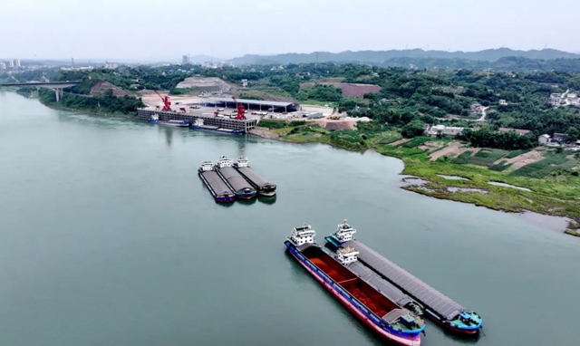 石龙岩码头迈入万吨级船舶作业时代   加快推进建设长江泸州段多式联运中心