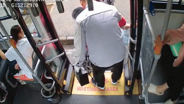 【温情端午】泸州公交驾驶员帮扶乘客受表扬！