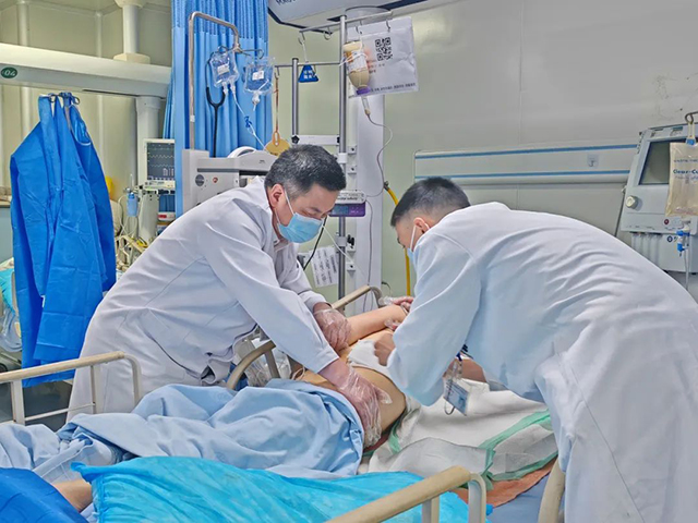 西南医大附院建院75周年·名医┃陈睦虎:与死神“搏斗”,为生命开道!(图5) 5.jpg