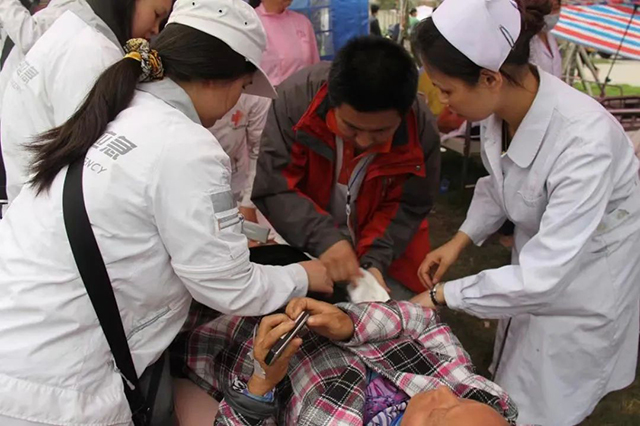 西南医大附院建院75周年·名医┃陈睦虎:与死神“搏斗”,为生命开道!(图2) 2.jpg