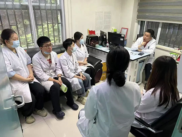 西南医大附院建院75周年·名医┃陈睦虎:与死神“搏斗”,为生命开道!(图6) 6.jpg