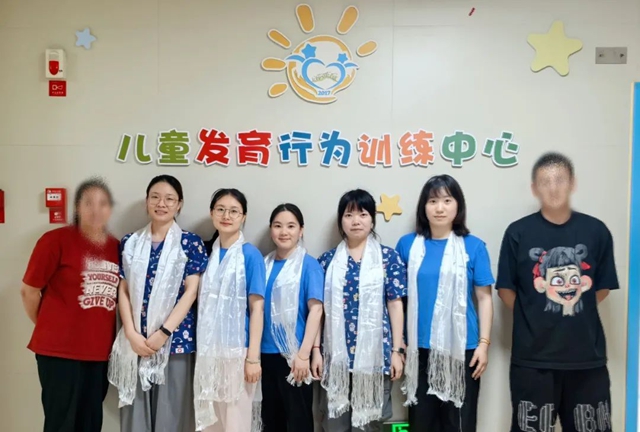 一条来自雪域高原的哈达：藏族孤独症患儿在泸州收获康复希望