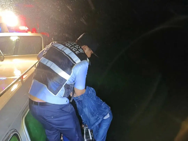 男子凌晨跳江后悔，暴雨中漂流10公里后被泸州民警救起