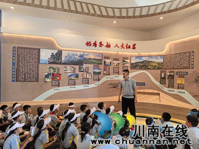 叙永镇东大街小学开展“茶山拾趣探茶韵 研学之行助成长”主题研学活动(图3) 听解说.jpg