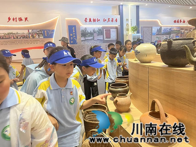 叙永镇东大街小学开展“茶山拾趣探茶韵 研学之行助成长”主题研学活动(图4) 走进茶文化博物馆.jpg