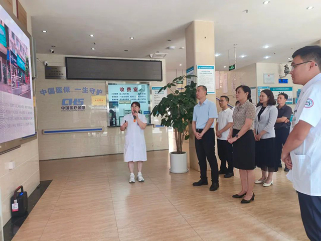 国家卫生健康委药物政策与基本药物制度司司长张锋一行莅泸调研