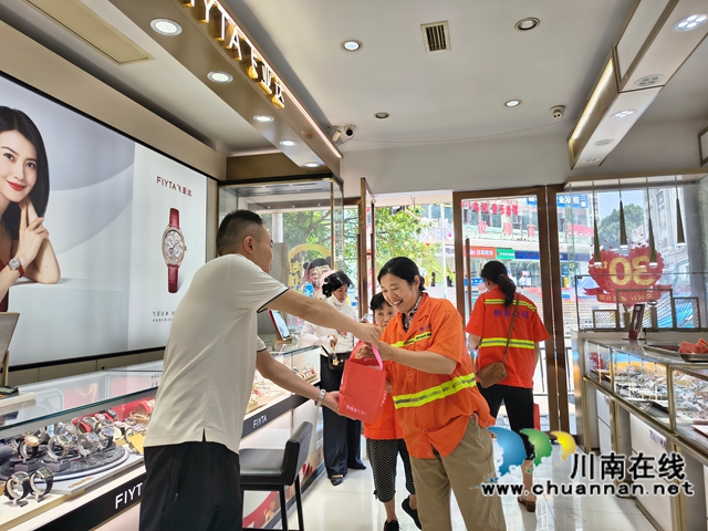 江阳区北城街道城垣社区明珠网格党支部联合辖区企业开展关爱环卫工人“送清凉”活动(图1) 微信图片_20250616170018.jpg