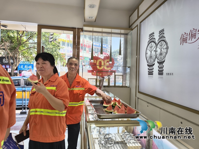 江阳区北城街道城垣社区明珠网格党支部联合辖区企业开展关爱环卫工人“送清凉”活动(图2) 微信图片_20250616170044_proc.jpg