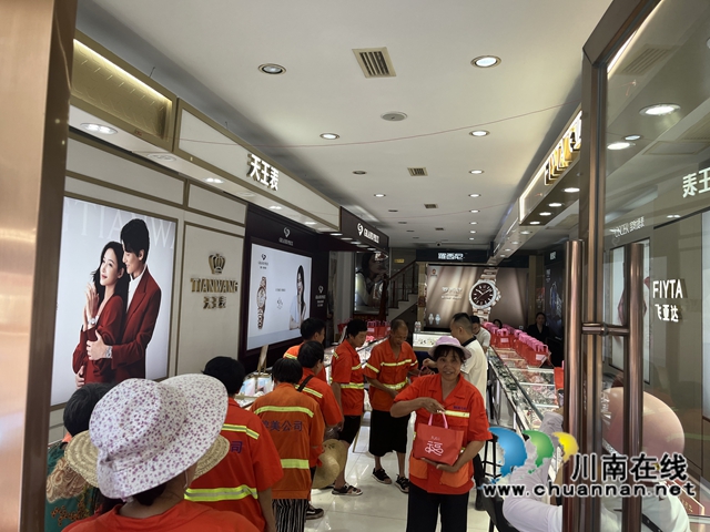 江阳区北城街道城垣社区明珠网格党支部联合辖区企业开展关爱环卫工人“送清凉”活动(图4) 微信图片_20250616170133_proc.jpg