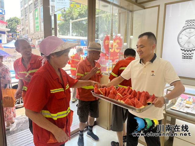 江阳区北城街道城垣社区明珠网格党支部联合辖区企业开展关爱环卫工人“送清凉”活动(图3) 微信图片_20250616170119.jpg