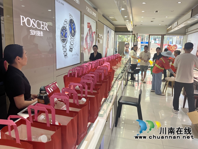 江阳区北城街道城垣社区明珠网格党支部联合辖区企业开展关爱环卫工人“送清凉”活动(图5) 微信图片_20250616170146.jpg