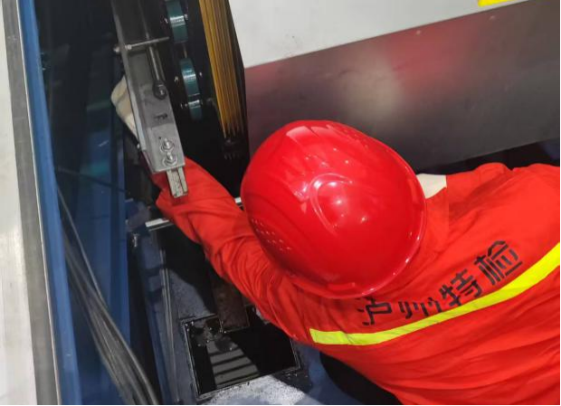 泸州市市场检验检测中心：严守安全关 护航高铁站电梯迎峰运行