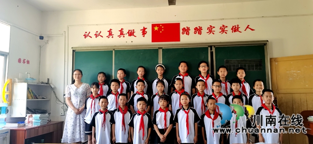 爱心校服捐赠，情暖山区学子｜民建纳溪区基层委员会为马桥小学捐赠