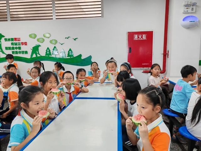 一校一景 | 劳动实践·摘西瓜!泸州这所学校的西瓜别样甜(图5) 5.jpg