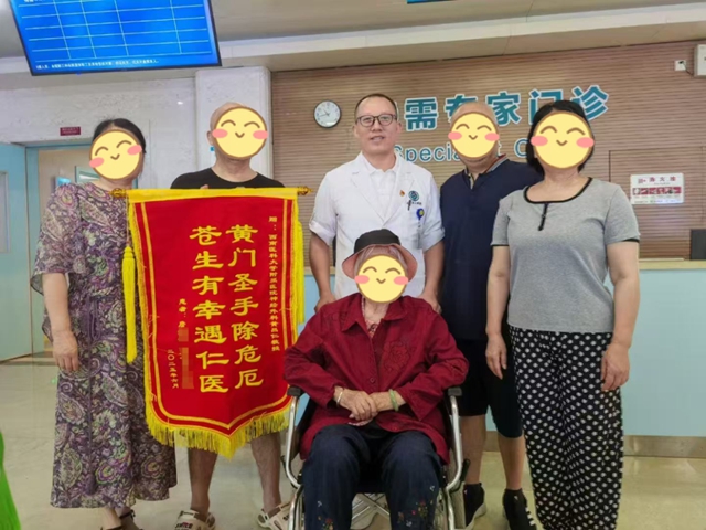 太有才了!患者家属把藏头诗写进锦旗,里面竟有医生的名字(图5) 6405.jpg