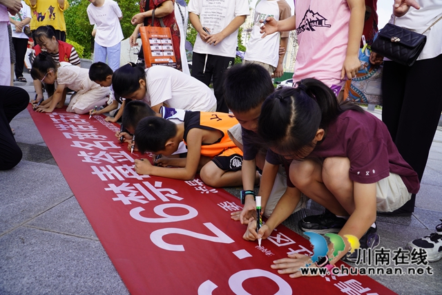 泸县： 禁毒先锋联盟聚力出击 筑牢无毒社区安全屏障