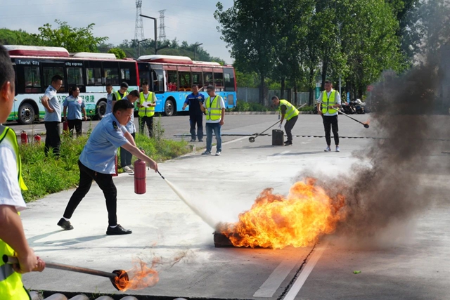 烈火真金 应急砺兵｜泸州公交开展2025年度应急处置能手技能竞赛暨综合应急演练